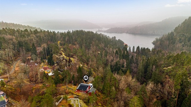 Sjøen og Fossingfjorden ligger også kun noen få minutters gange fra hytta.