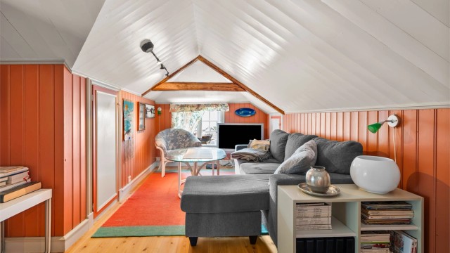 Loftstuen i 'Annekset' er et lunt og tilbaketrukket rom med panel på vegger og i tak.