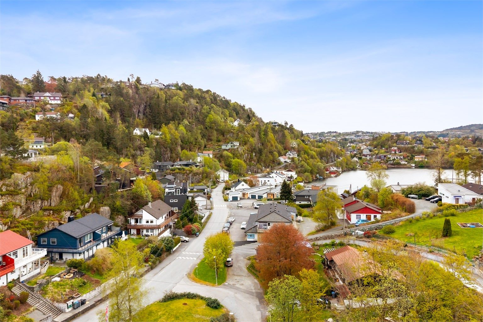 Beliggenheten gir enkel tilgang til byens fasiliteter, med kun fem minutter med bil til bybanen ved Fyllingsdalen terminal.