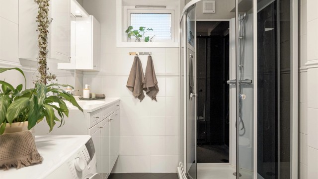 - Badet er innredet med dusjkabinett, toalett, vegghengt servant med oppbevaring og opplegg for vaskemaskin -