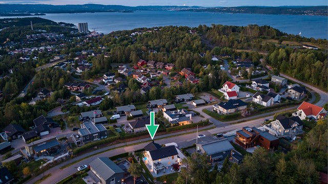 Beliggende høyt og solrikt i meget attraktive omgivelser