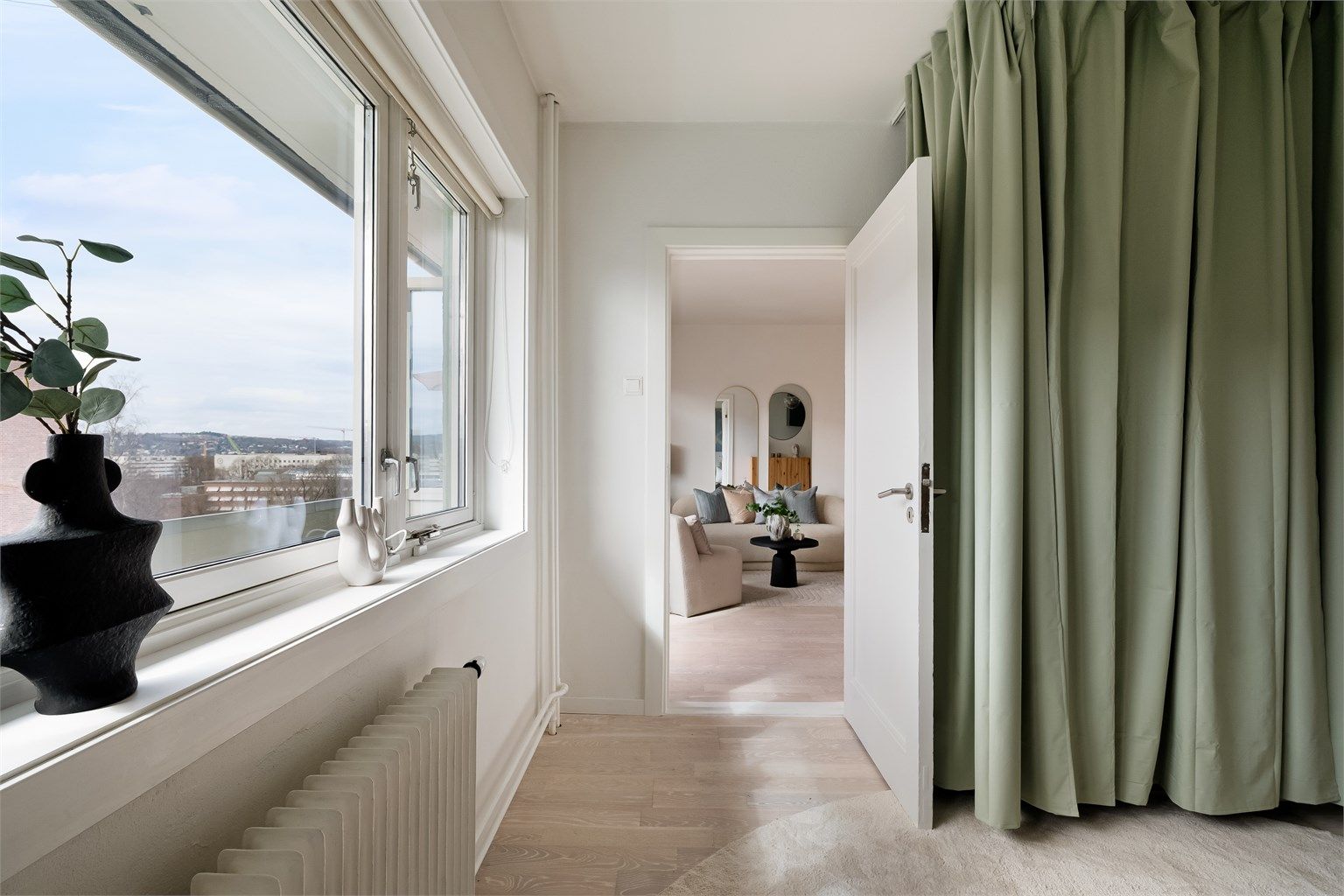 Hovedsoverommet har rikelig med garderobeplass langs en vegg. 