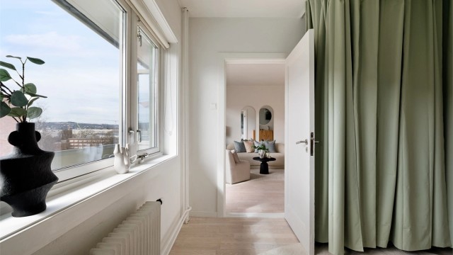 Hovedsoverommet har rikelig med garderobeplass langs en vegg.