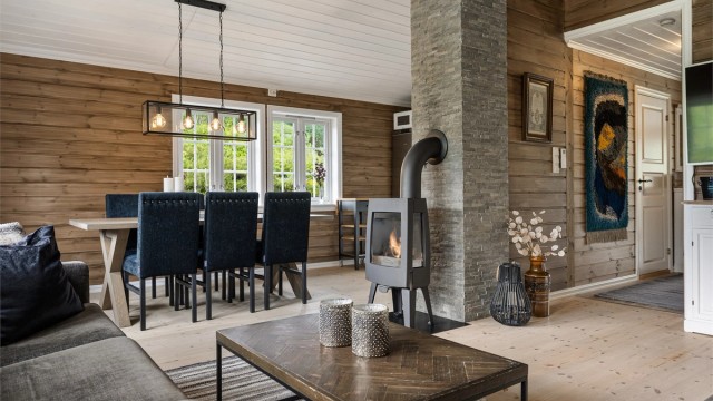 Hytta har et åpent og sosialt stue-kjøkkenrom på 33m² med naturlige oppholdssoner