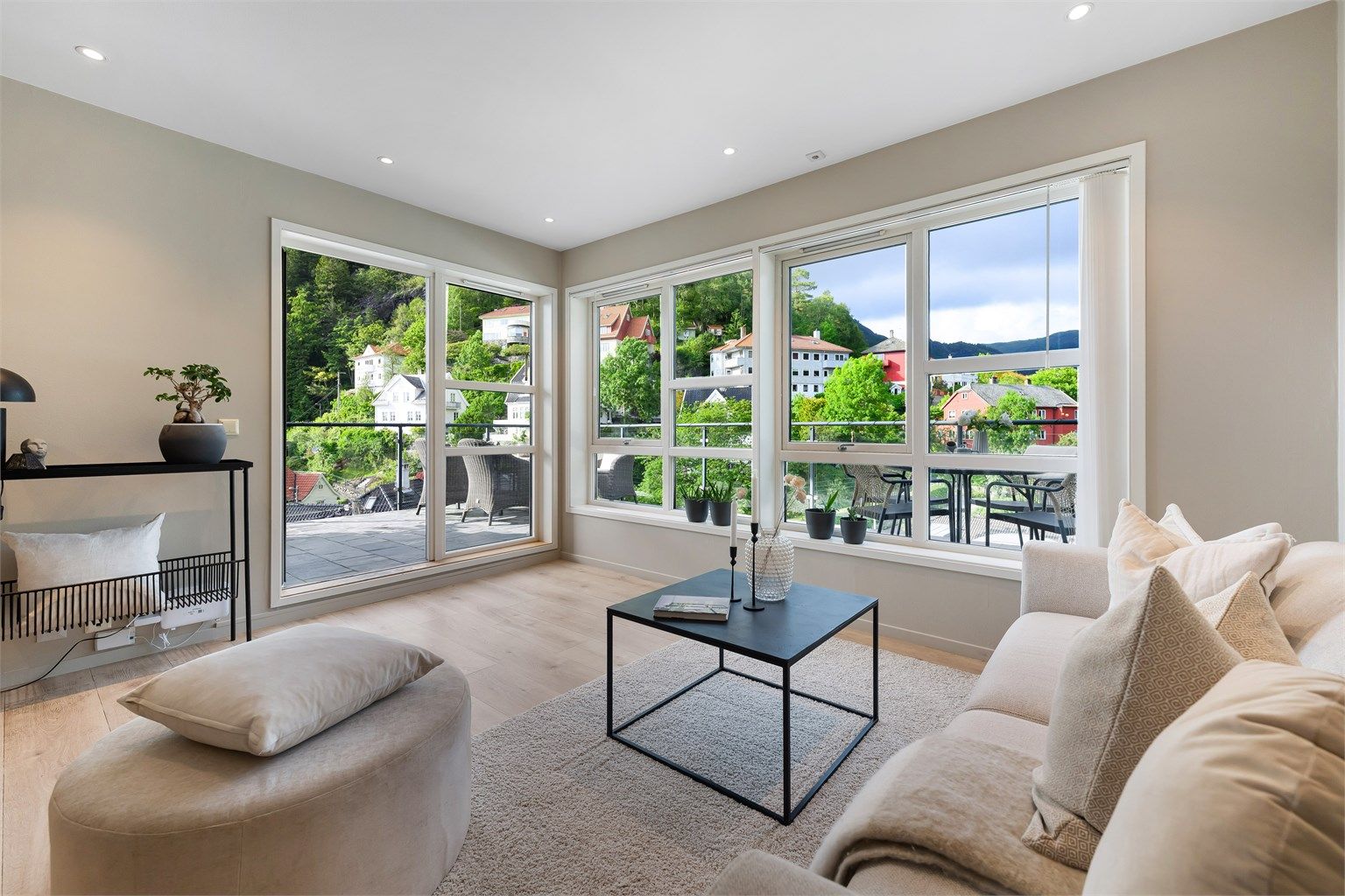 Store vindusflater og utgang til balkong på 25kvm. 