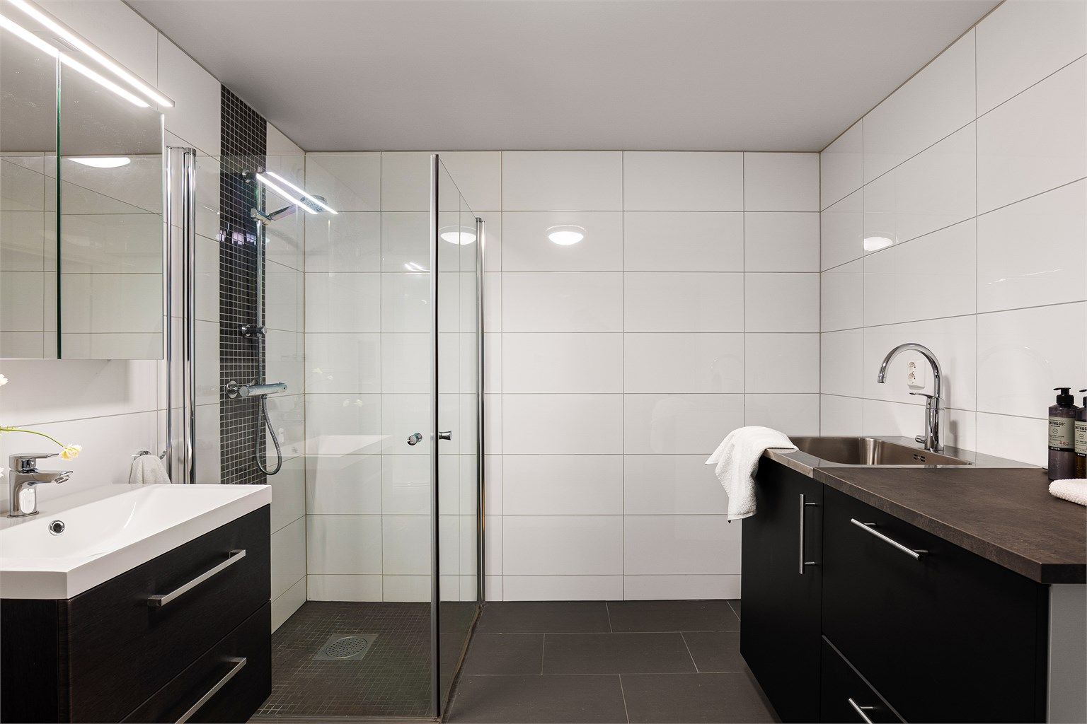 Badets ca. 8 kvm. er smart utnyttet til kombinert bruk som vaskerom.