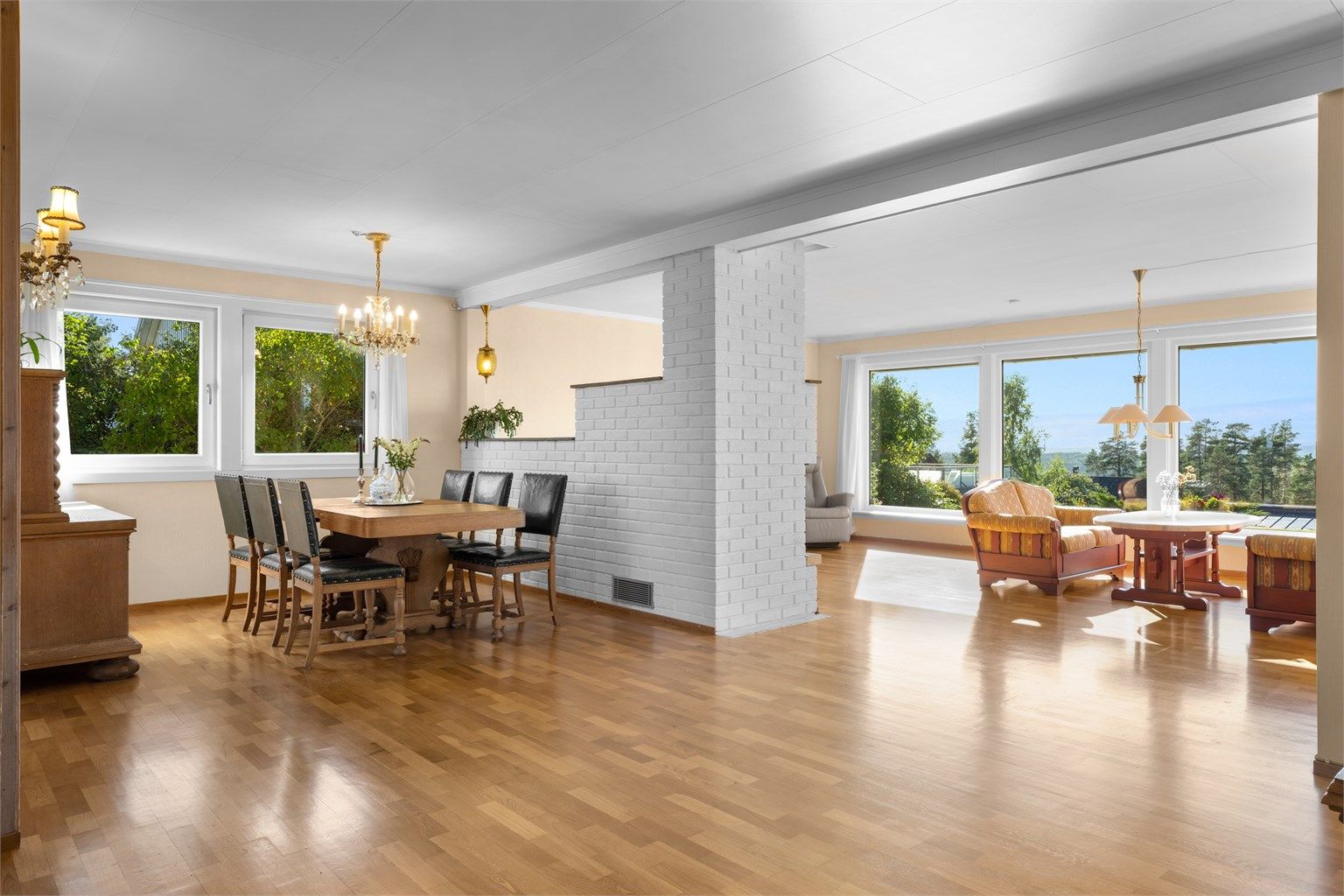 Videre inn i boligen, legg merke de de store vindusflatene! Med vinduer fra flere sider som gir godt med naturlig lysinnslipp, stuen ligger på høyeste punkt med fantastisk utsikt.
