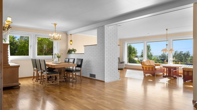 Videre inn i boligen, legg merke de de store vindusflatene! Med vinduer fra flere sider som gir godt med naturlig lysinnslipp, stuen ligger på høyeste punkt med fantastisk utsikt.