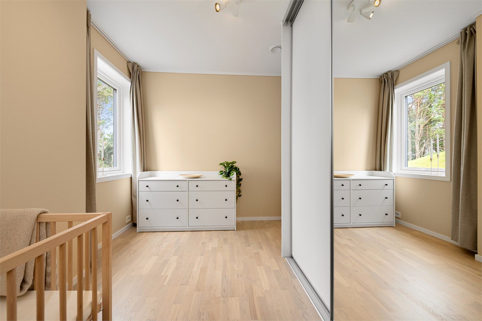 Skyvedørsgarderobe gir effektiv oppbevaring.