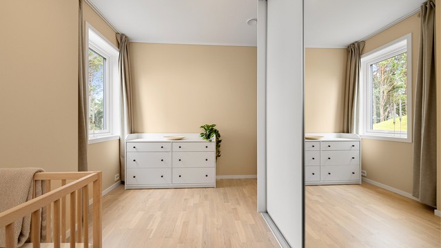 Skyvedørsgarderobe gir effektiv oppbevaring.