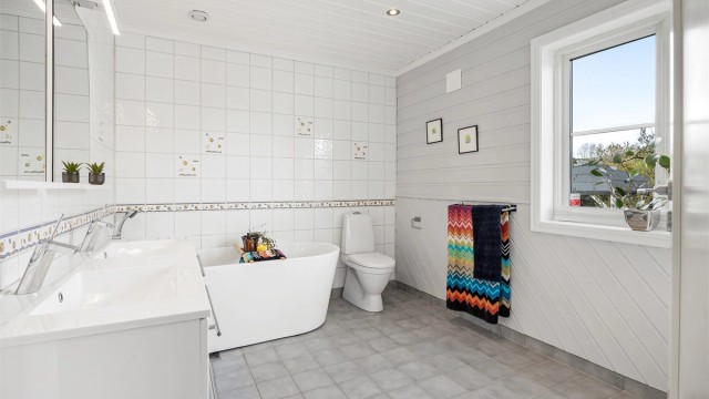 Baderomsinnredning og sanitærinstallasjoner ble skiftet i 2017.