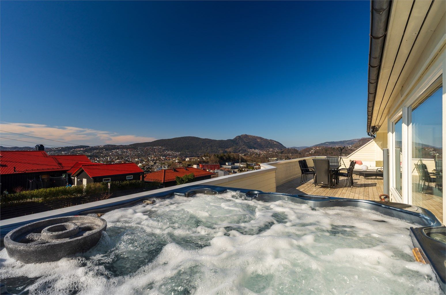 Usjenert terrasse med fantastiske sol- og utsiktsforhold