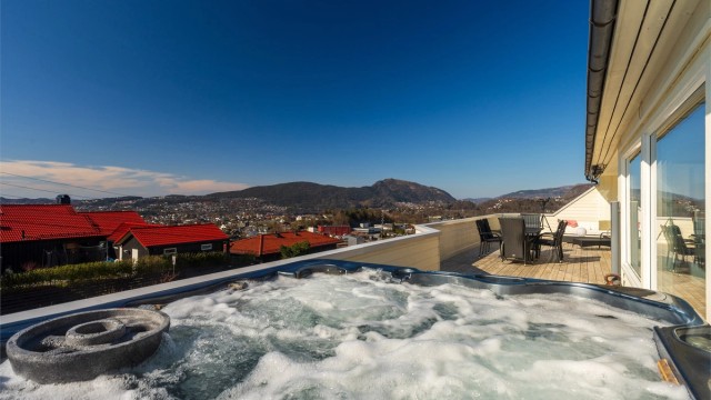 Usjenert terrasse med fantastiske sol- og utsiktsforhold
