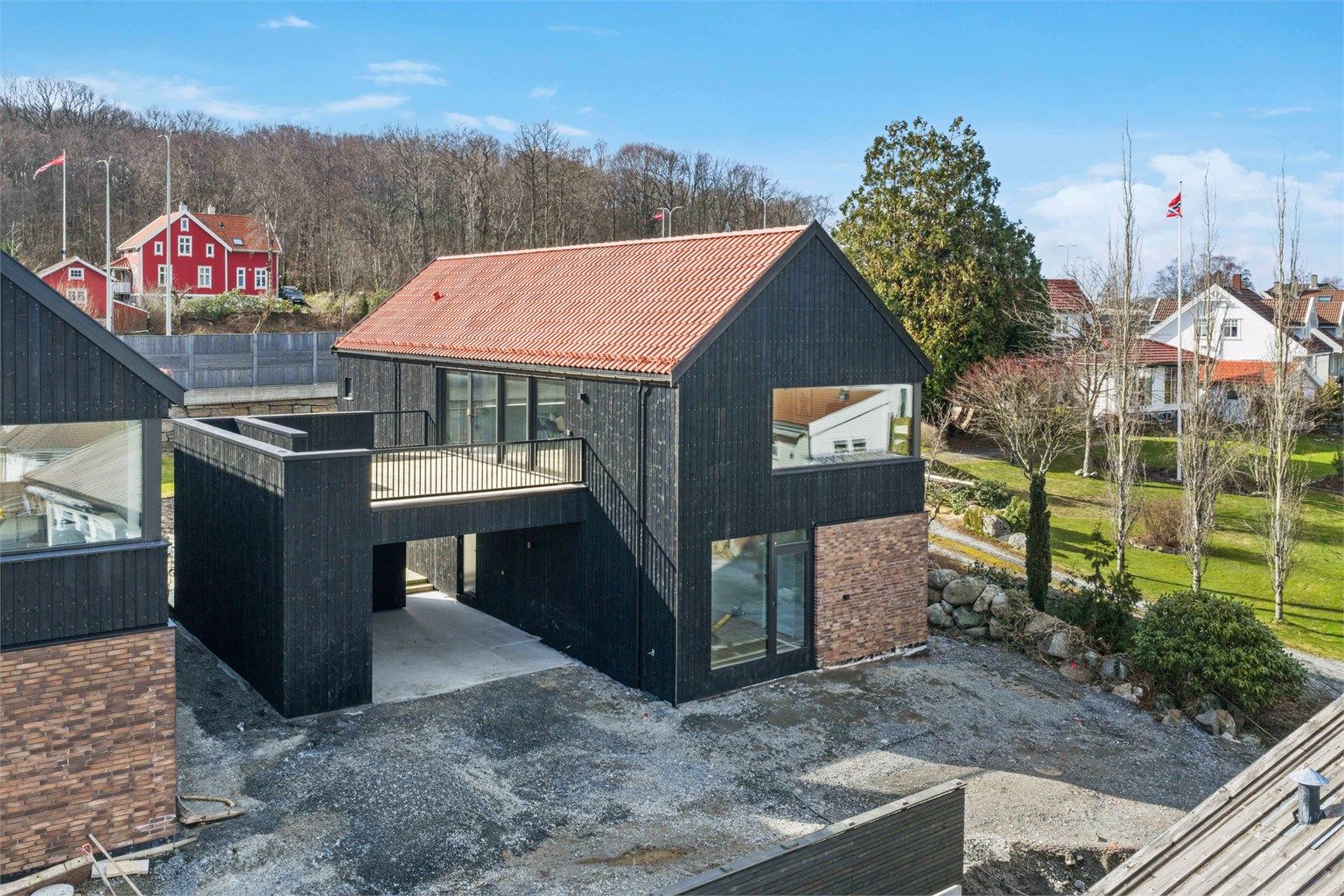 Velkommen til Gauselkneiken 38C, en nyoppført og lekker enebolig med mange kvaliteter. Området er attraktivt og sentralt, boligen har et pent utsyn ned mot fjorden. 
Krogsveen avd. Sandnes v/ Tom Christer Hovde, ønsker velkommen til visning.