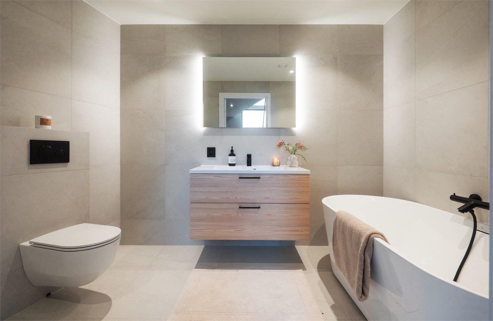 Etasjens andre bad er elegant utført med frittstående badekar.