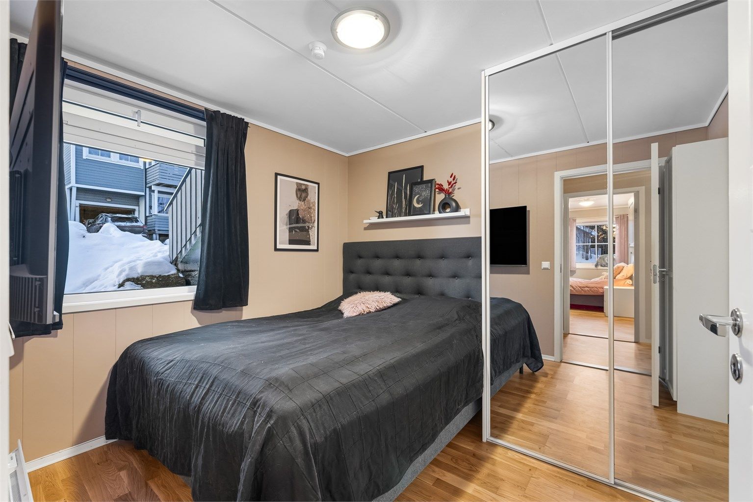 Også det tredje rommet er av god størrelse, med plass til seng og garderobe.