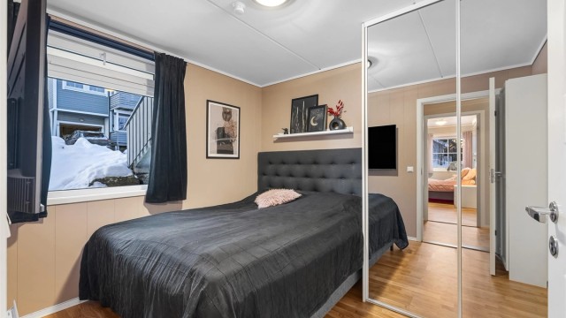 Også det tredje rommet er av god størrelse, med plass til seng og garderobe.