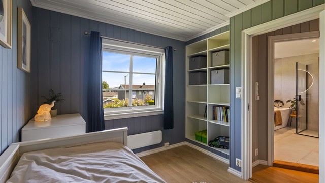 Rommet har plassbygde hyller for ekstra oppbevaring.