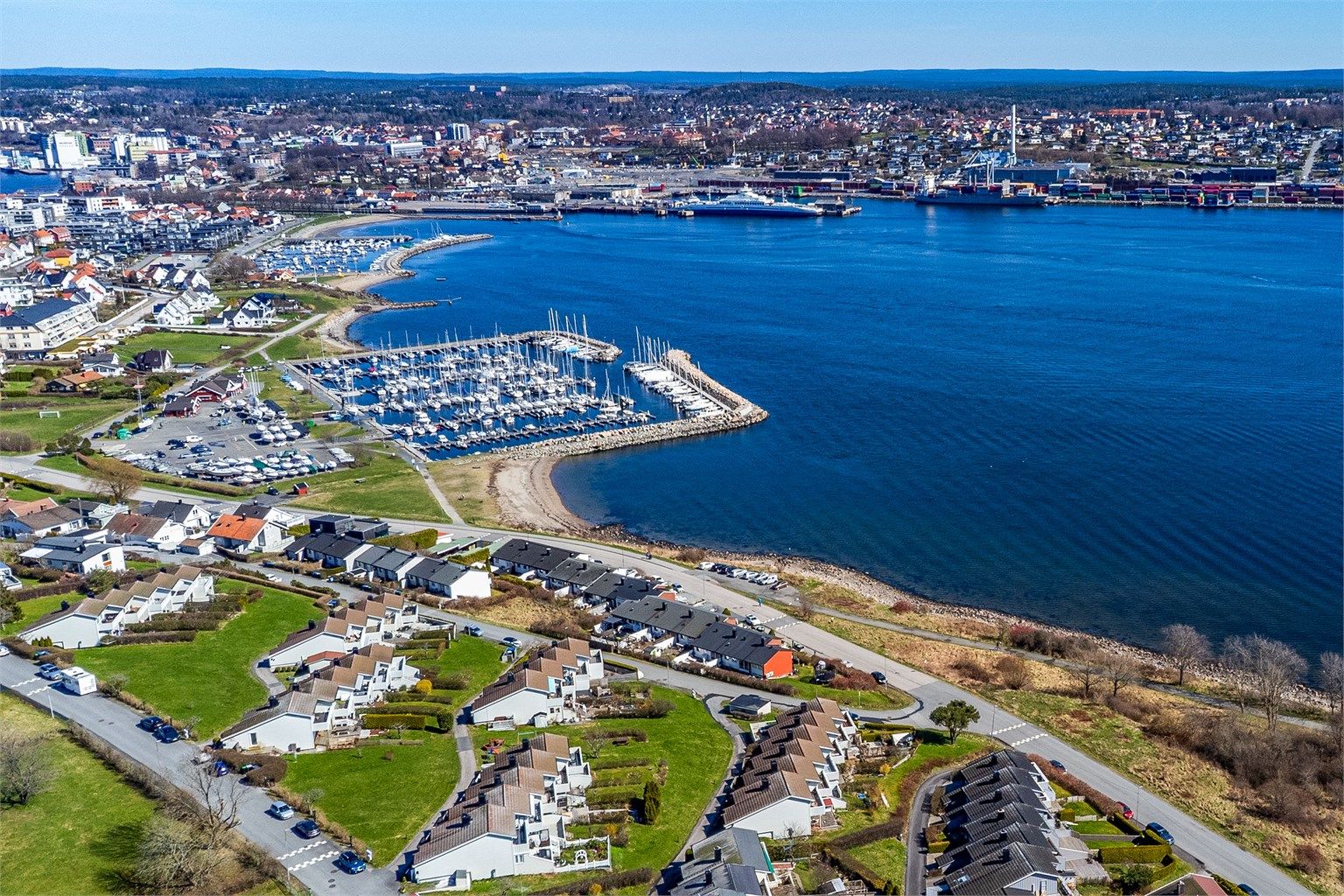 Boligen disponerer carport i felles anlegg ved husrekkens nordre ende. Anlegget er imidlertid i dårlig forfatning per dags dato. Låsbar bod er oppført bak carporten.