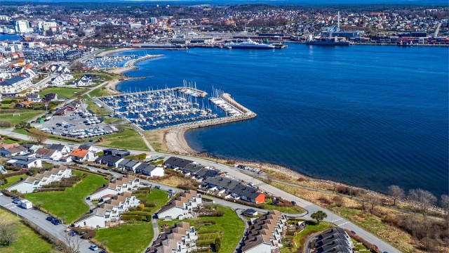 Boligen disponerer carport i felles anlegg ved husrekkens nordre ende. Anlegget er imidlertid i dårlig forfatning per dags dato. Låsbar bod er oppført bak carporten.