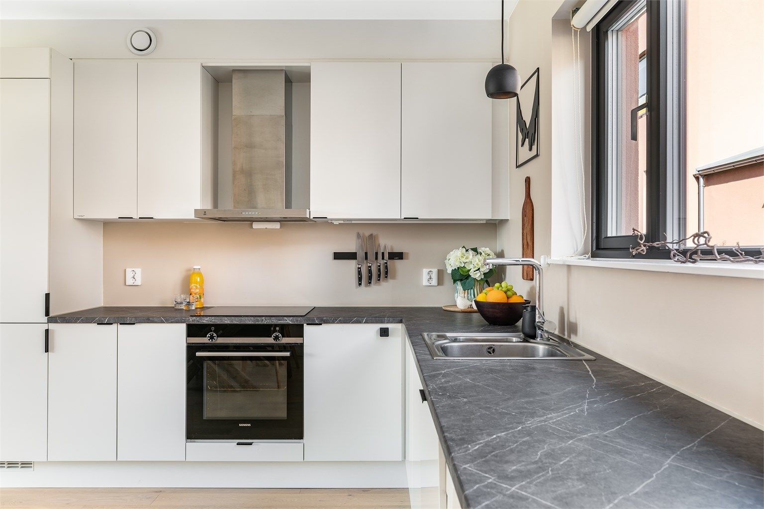 Meterlange arbeidsflater gjør kjøkkenet meget praktisk i daglig bruk.