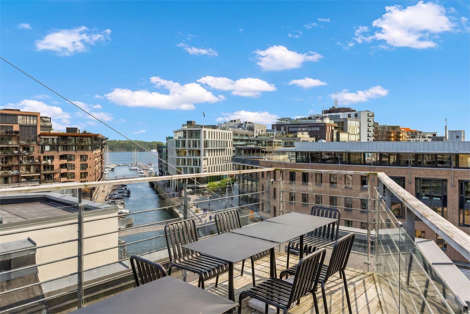 Sameiets felles takterrasse byr på sitteplasser og flott utsyn mot kanalen.
