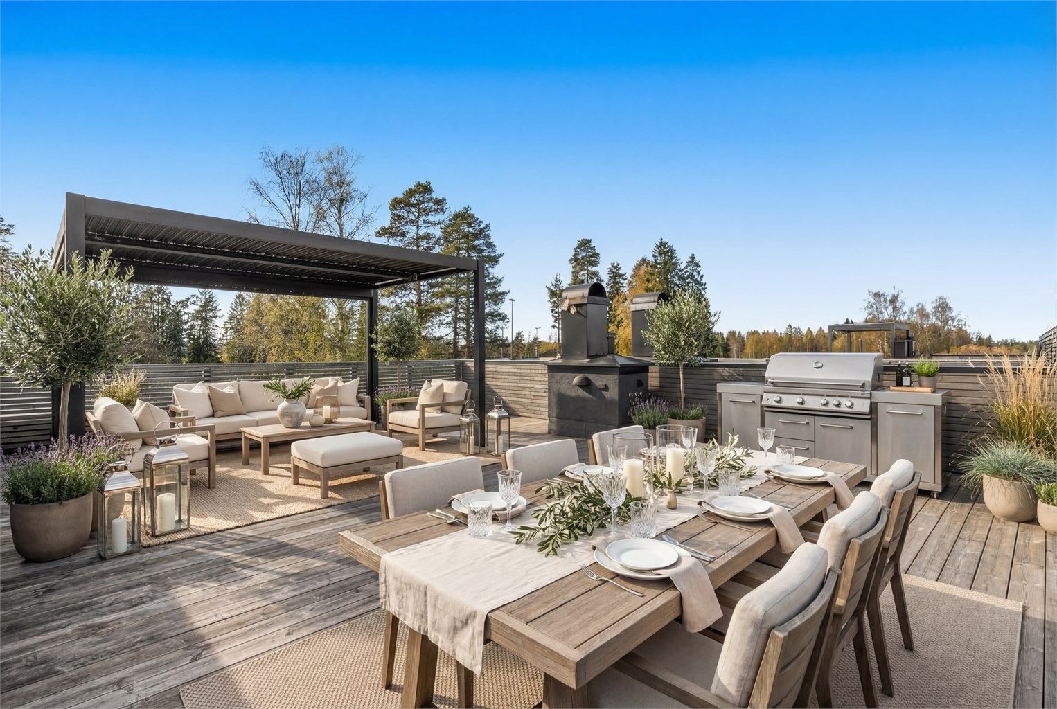 Boligens takterrasse på hele 63 m² er en privat oase med god plass til både loungegruppe og langbord. Herfra er det utsyn over nærområdet.