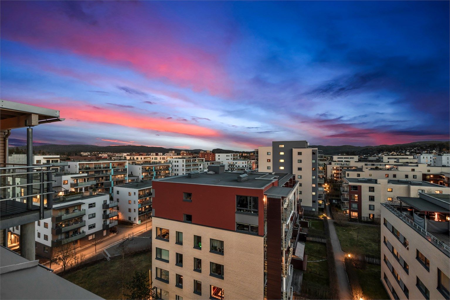 Praktfull himmel i solnedgangen kan nytes fra balkongen