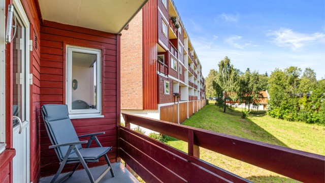 Balkongen er på ca. 5 kvm og er vendt ut mot naturskjønne omgivelser hvor morgen- og formiddagssol kan nytes