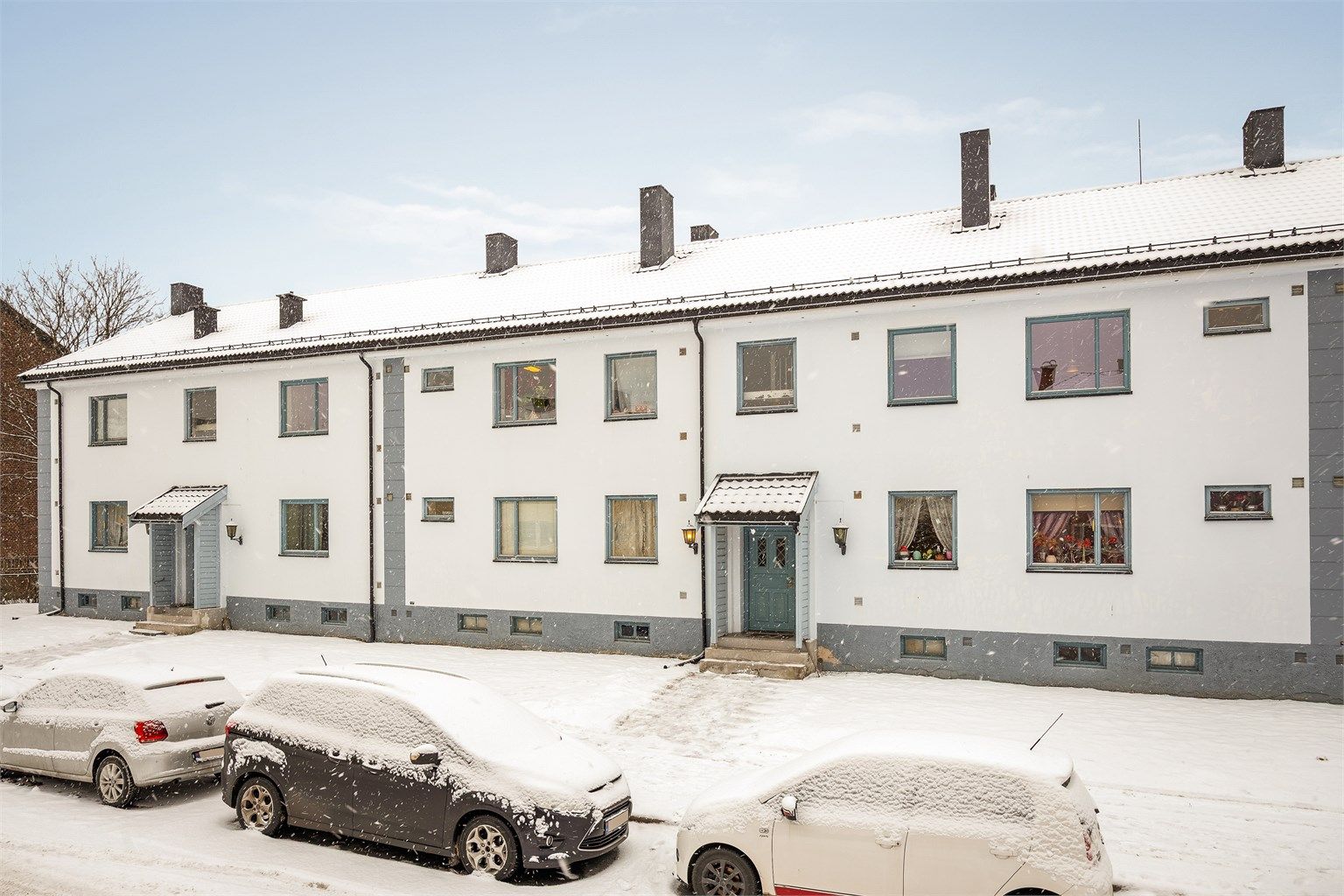 Leiligheten disponerer to boder på felles loft og tre boder i felles kjeller