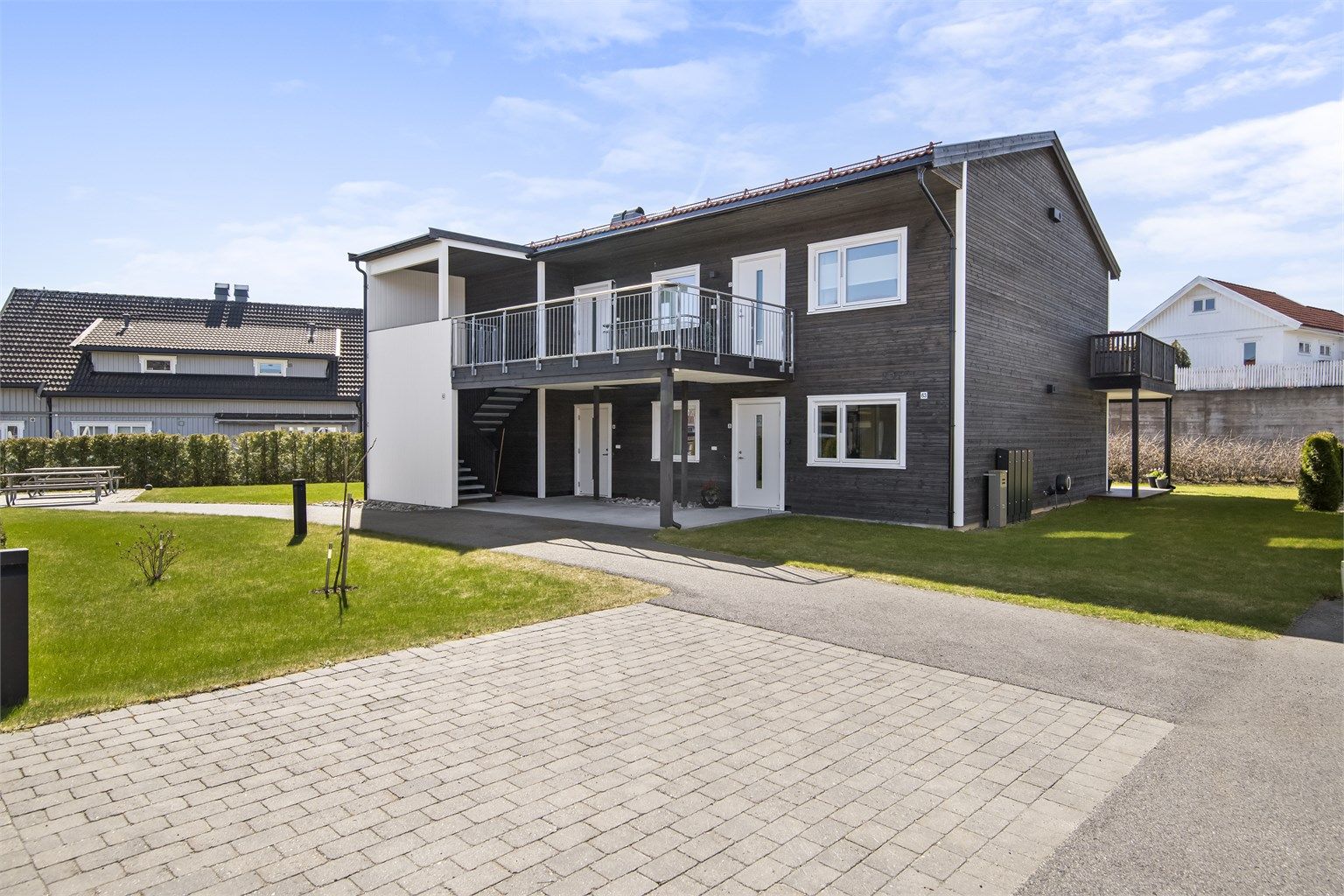 Leiligheten ligger i første etasje og har overbygget inngangsparti.