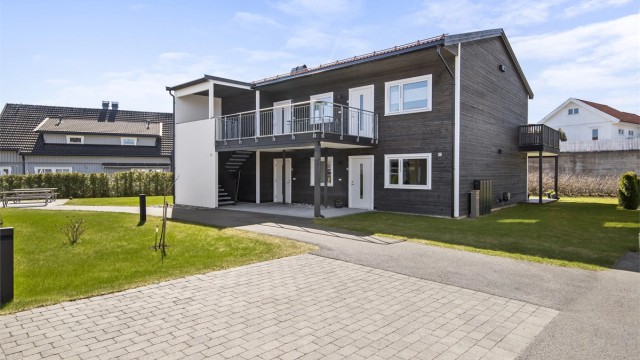 Leiligheten ligger i første etasje og har overbygget inngangsparti.