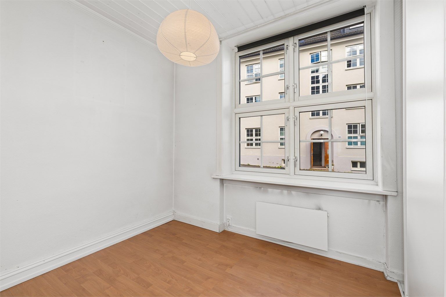 Soverommet har god nok plass til dobbeltseng og det er etablert en romslig skyvedørsgarderobe i rommet.