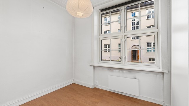 Soverommet har god nok plass til dobbeltseng og det er etablert en romslig skyvedørsgarderobe i rommet.