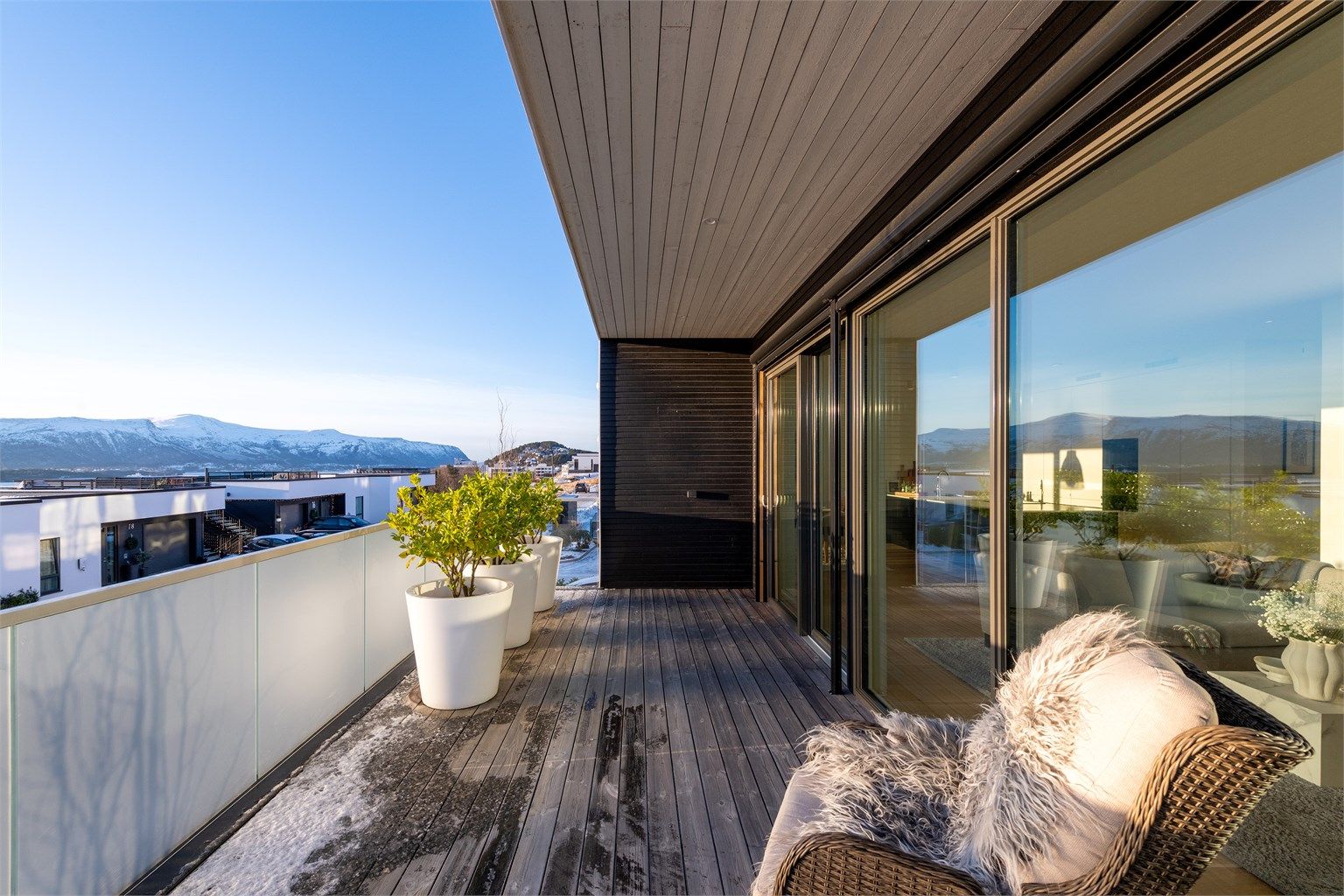 Sydvendt dels overbygd balkong på 20 kvm med glassrekkverk