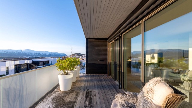 Sydvendt dels overbygd balkong på 20 kvm med glassrekkverk