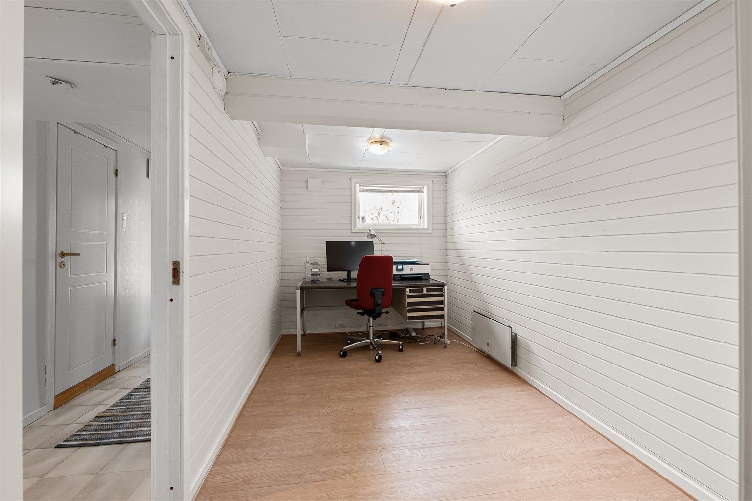 Innredet rom i underetasjen som egner seg godt som kontor eller hobbyrom