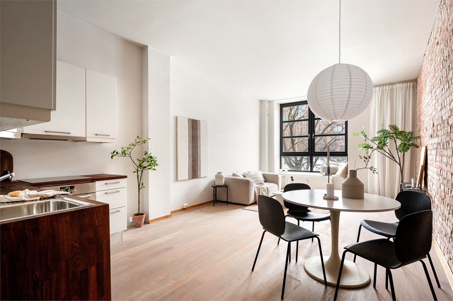 For øvrig har veggene malte flater, samt synlig teglstein og gulvet er belagt med flott énstavs parkett.