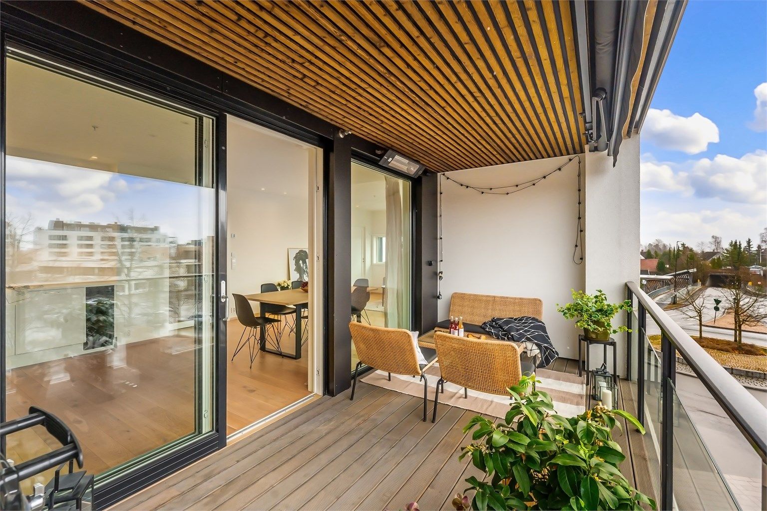 Balkongen er overbygget, og har solskjerming