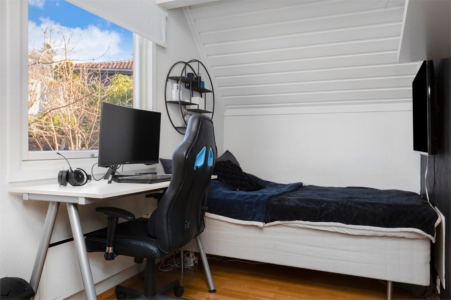 Et av de tre soverommene i 2. etasje har plass til seng og skrivebord.