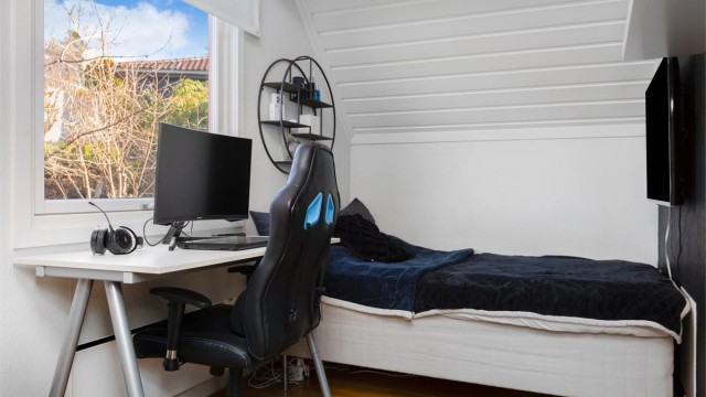 Et av de tre soverommene i 2. etasje har plass til seng og skrivebord.
