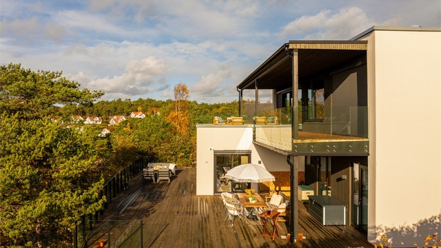 Overbyggede partier gir tilgang til sval skygge både på terrassen og altanen sommerstid.