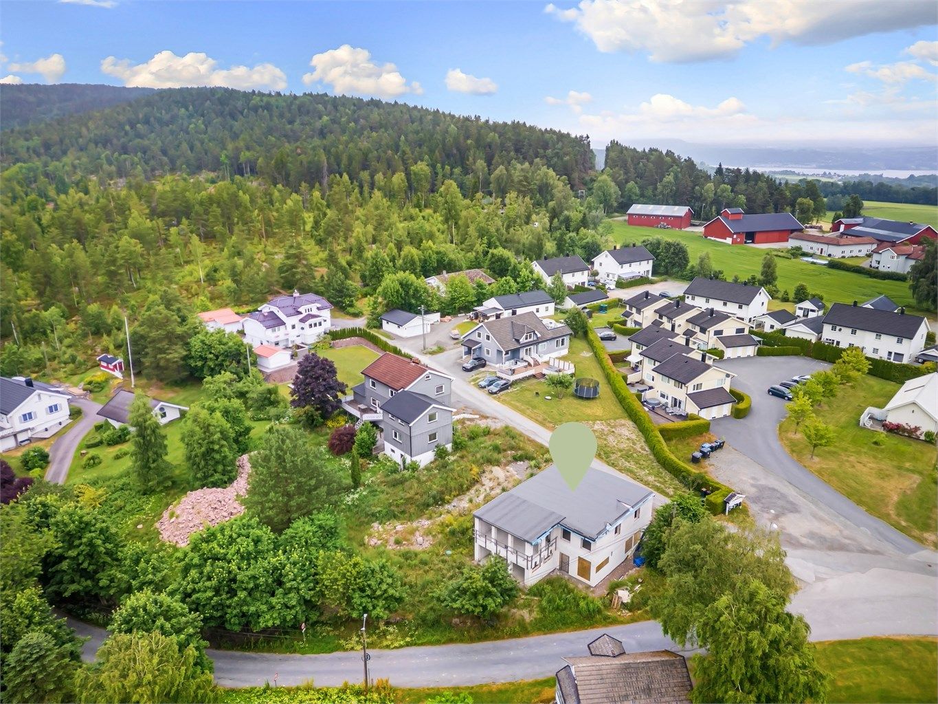 For dagligvarehandelen er det kun en kort kjøretur til både Kiwi Austadveien og Kobbervikdalen.