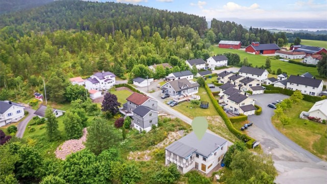 For dagligvarehandelen er det kun en kort kjøretur til både Kiwi Austadveien og Kobbervikdalen.
