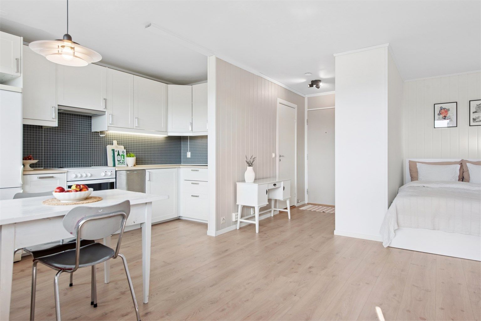 Pen og tidløs kjøkkeninnredning fra IKEA montert i 2013, ny benkeplate montert i 2025. Hvitevarer medfølger.