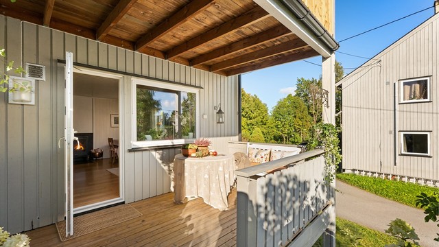 Balkongen har direkte adkomst fra stuen og gulv belagt med terrassebord.