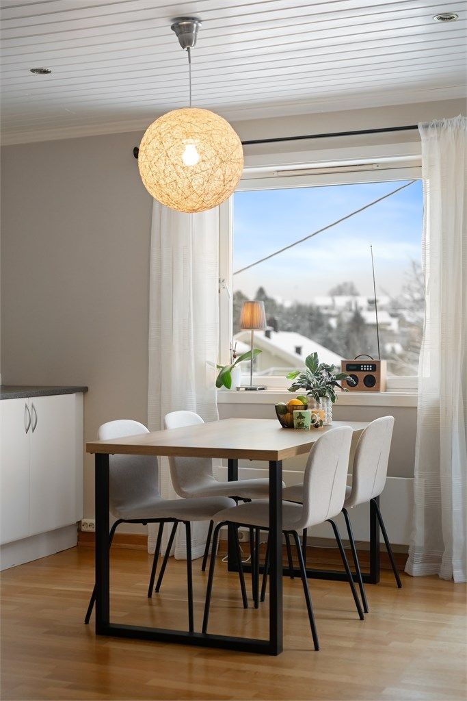 Vinduet over spiseplassen gir godt med arbeidslys og utsyn over nærområdet.