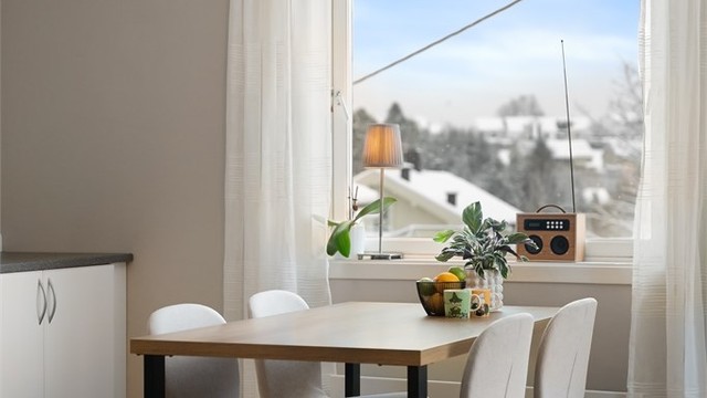 Vinduet over spiseplassen gir godt med arbeidslys og utsyn over nærområdet.