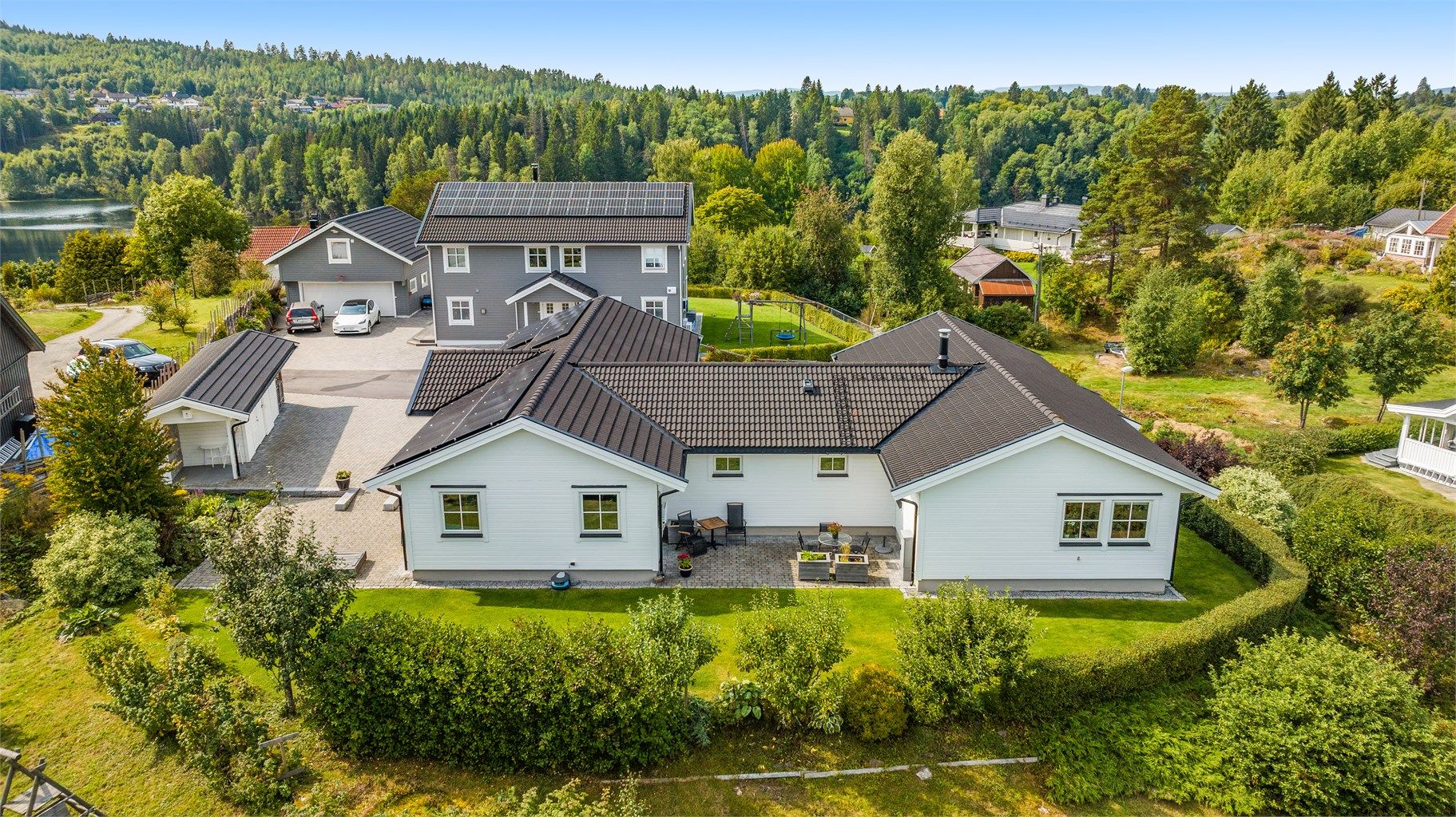 Krogsveen v/ Anders Brodshaug Berger har gleden av å presentere Gruestubben 8! En flott enebolig i Eidsvoll. Foto: Flytende film - Thor Øyvind Borgersen 
