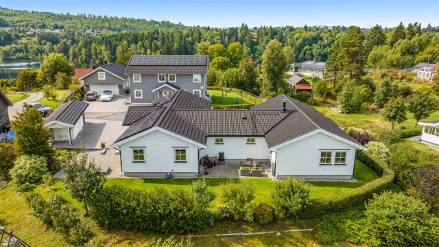 Krogsveen v/ Anders Brodshaug Berger har gleden av å presentere Gruestubben 8! En flott enebolig i Eidsvoll. Foto: Flytende film - Thor Øyvind Borgersen